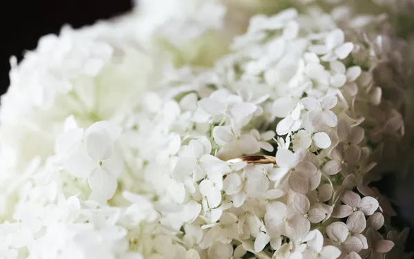 Dovile_Bertulyte_flowers and wedding bands12