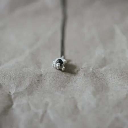 Oro | Silver Hand Holding Black Pearl Pendant