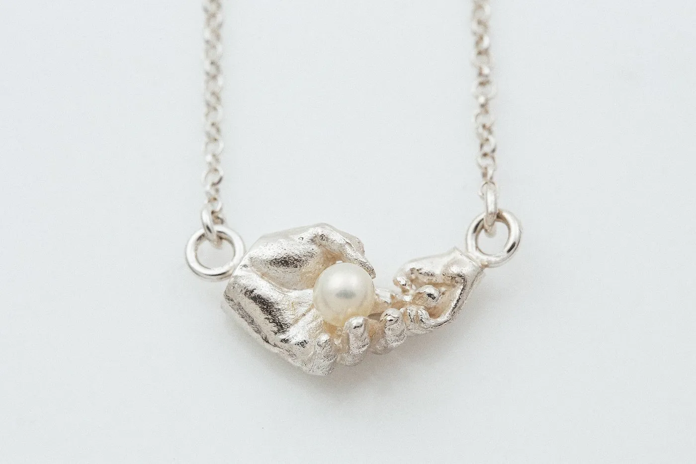 Dovile_Bertulyte_jewellery_silver_mother_and_child_hands2